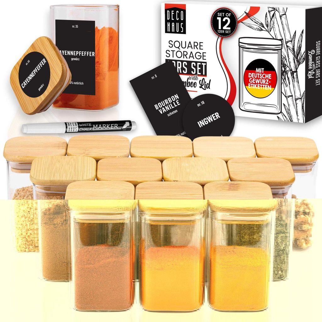 Set aus 12 quadratischen Glas-Gewürzgläsern mit Bambusdeckeln, einem weißen Kreidestift und schwarzen Etiketten für Gewürze wie Cayennepfeffer, Bourbon-Vanille und Ingwer