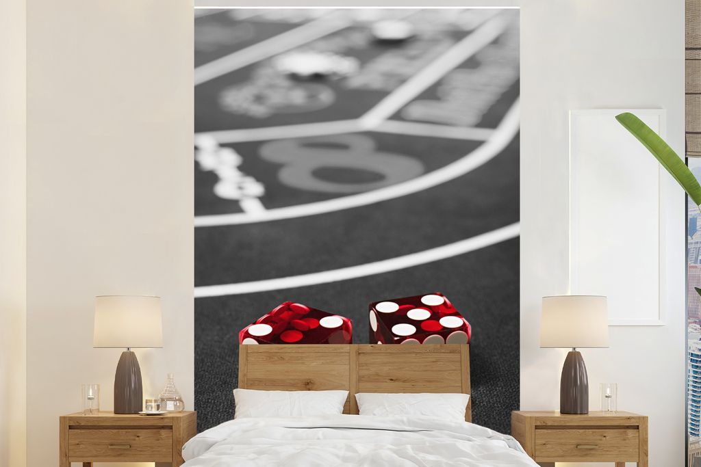 MuchoWow Fototapete für Wohnzimmer oder Schlafzimmer Wandtapete Vinyl Motivtapete Ein Schwarz-Weiß-Foto von einem Pokertisch mit roten Würfeln...