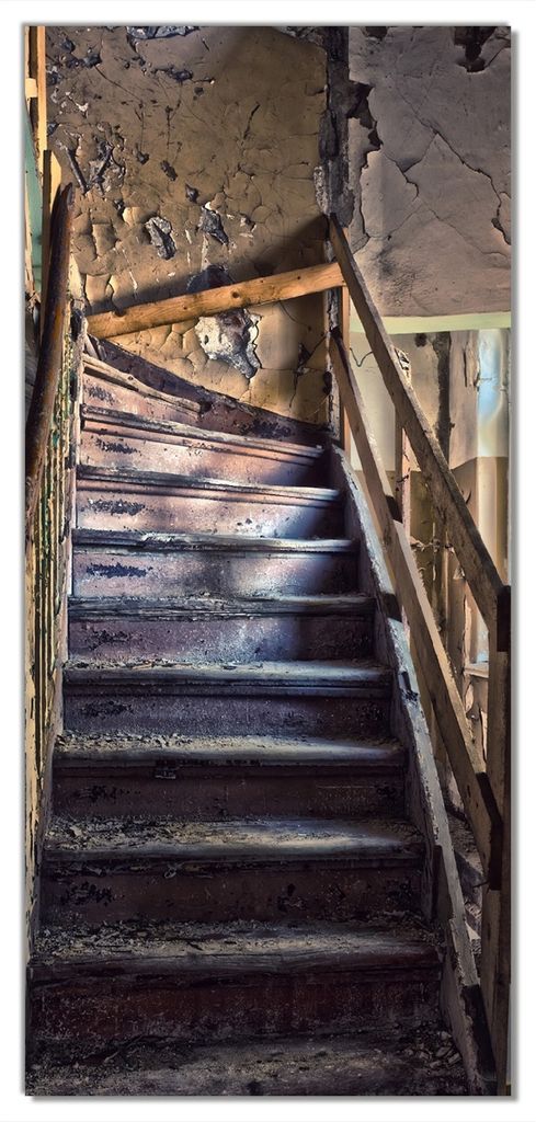 Wallario selbstklebende Türtapete 100 x 220 cm - Treppe in einem alten Haus - Abwischbar, rückstandsfrei zu entfernen