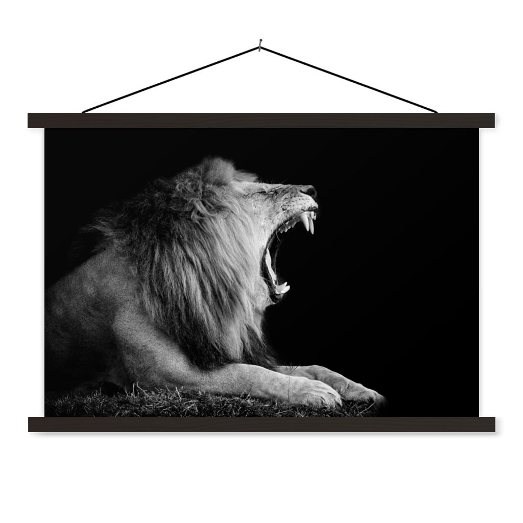 MuchoWow Textilposter Löwe - Wildtiere - Gras - Schwarz - Weiß 90x60 cm mit schwarzem Rahmen - Aufhängungssatz