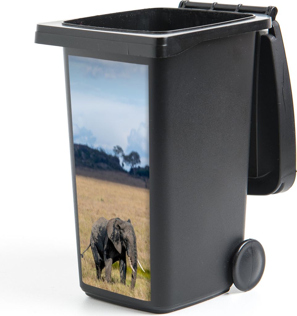 MuchoWow Mülltonnenaufkleber Schlammiges Elefantenbaby in der Serengeti 38x80 cm - Behälteraufkleber - Mülleimer-Aufkleber - Container-Aufkleber