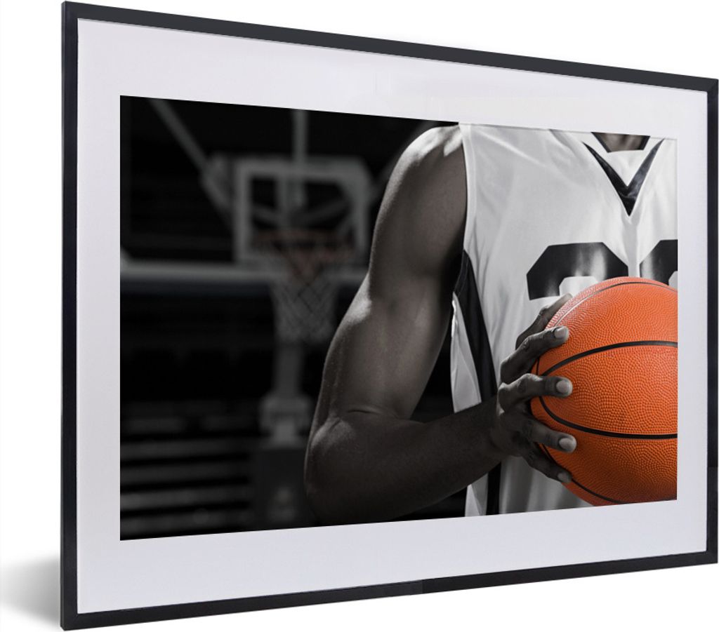 MuchoWow MuchoWow Gerahmtes Poster Schwarzer und weißer Basketballspieler mit einem orangefarbenen Basketball 40x30 cm - Poster mit zchwarzem ...