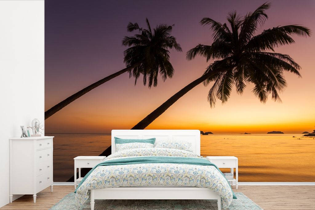 MuchoWow Fototapete für Wohnzimmer oder Schlafzimmer Wandtapete Vinyl Motivtapete Die Silhouette zweier Palmen während eines Sonnenuntergangs a...