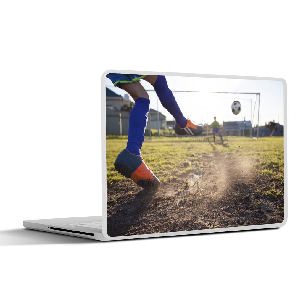 MuchoWow Laptop Aufkleber Sticker Cover Junge schießt aufs Tor 25x18 cm - Laptop-Deko