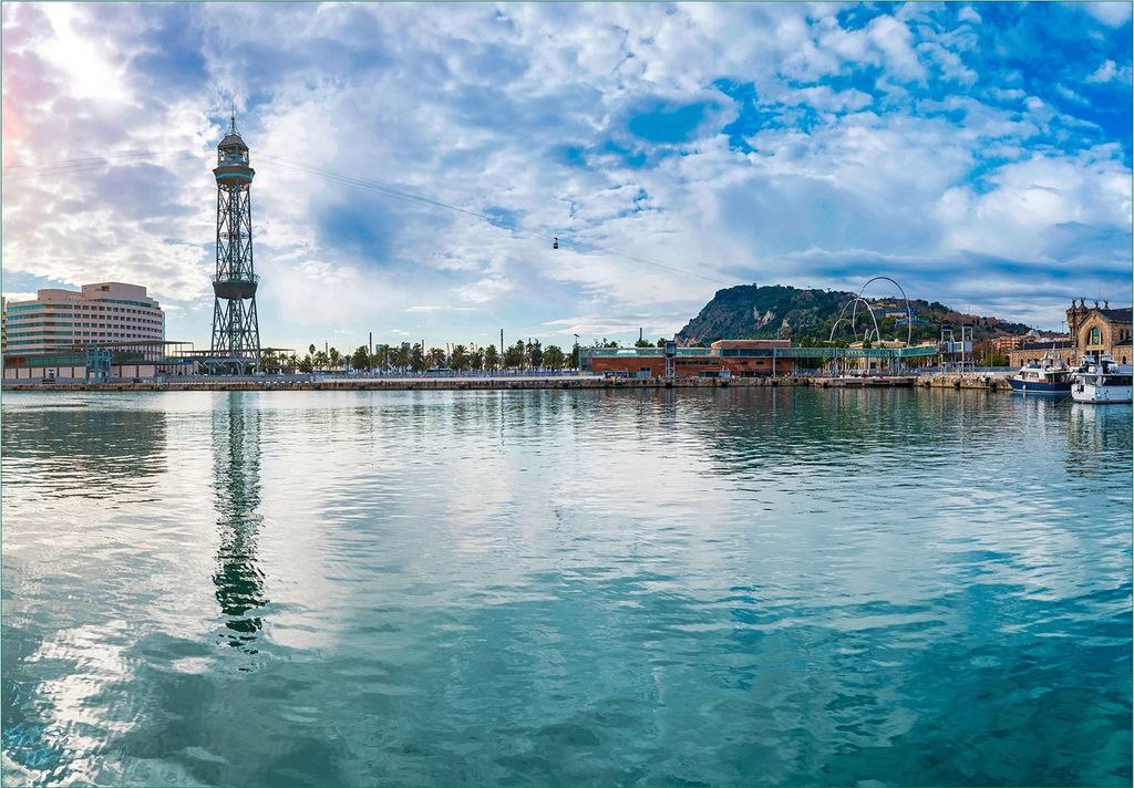 Wallario Fototapete Vliestapete, seidenmatte Oberfläche, einfache Verarbeitung, Größe 200 x 140 cm, Motiv Panorama des Hafens von Barcelona