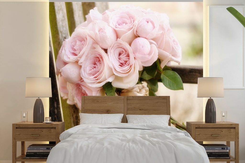 MuchoWow Fototapete für Wohnzimmer oder Schlafzimmer Wandtapete Vinyl Motivtapete Ein Blumenstrauß aus rosa Rosen auf einer Holzbank - 220x220 ...