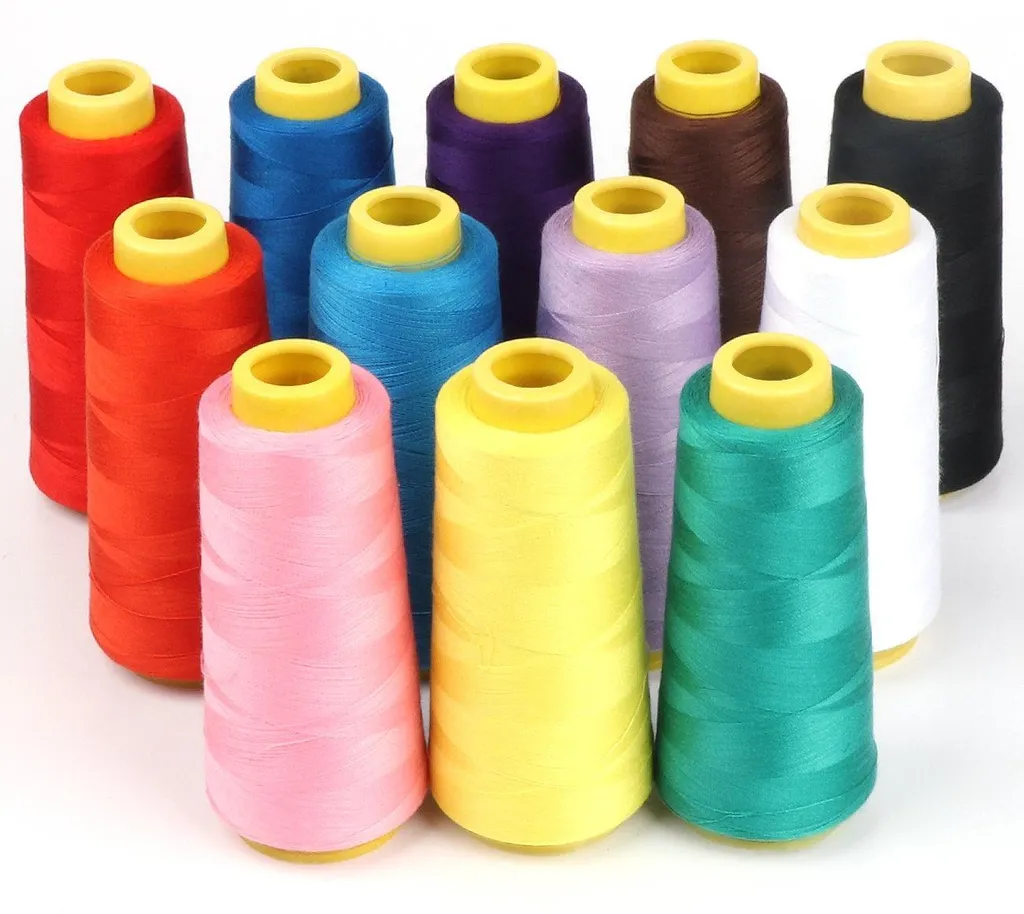 Lot de 12 fils pour surjeteuse 100% polyester 40/2 1500m par bobine