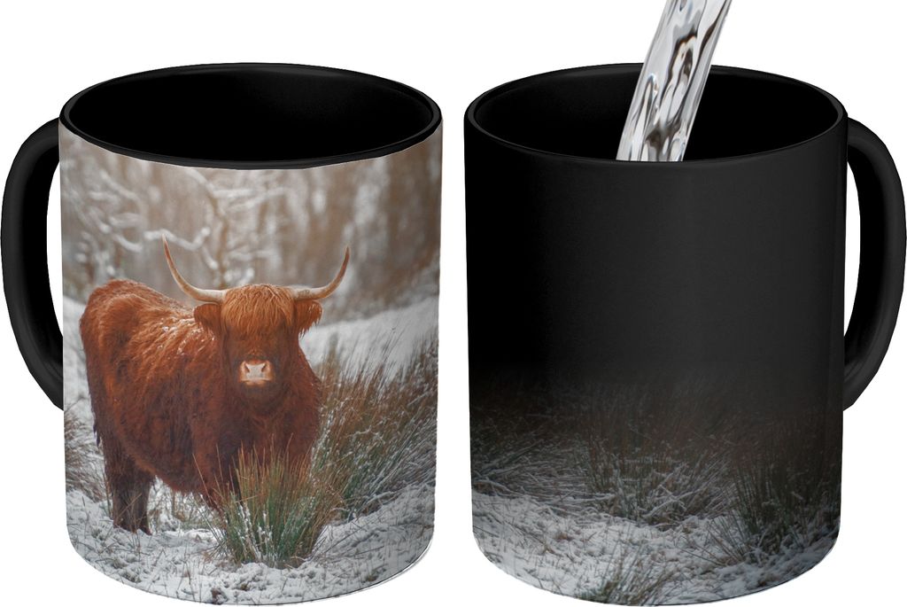 MuchoWow Zauber Tasse Zaubertasse Magic Schottisches Hochlandrind - Schnee - Wald 350 ml Farbwechsel Becher Geschenk Geschenkidee - Magic-Tasse -...