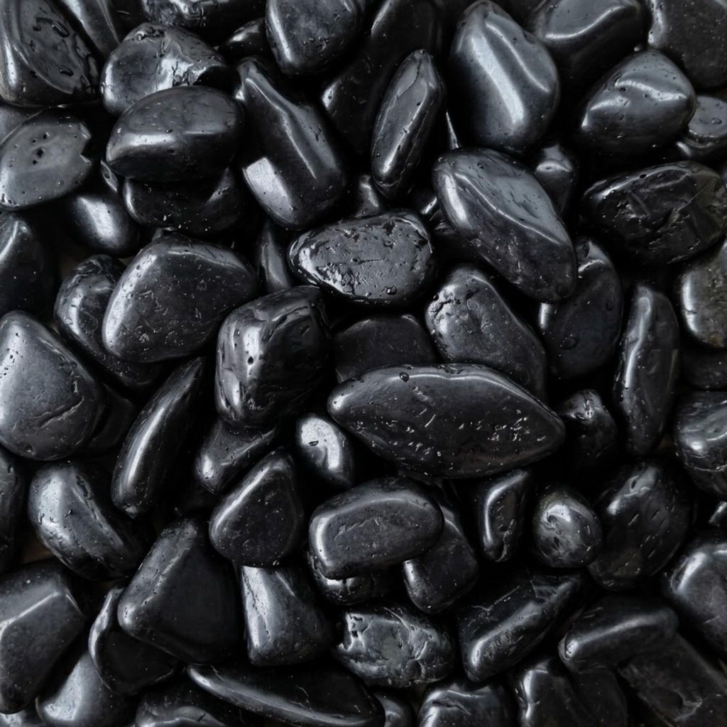 Schwarze polierte Kieselsteine dicht aneinander liegend im Detail KI-generiertes Bild