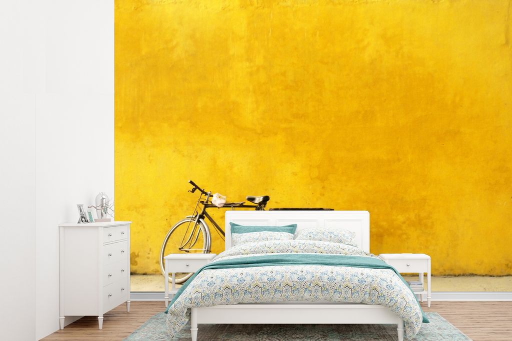 MuchoWow Fototapete für Wohnzimmer oder Schlafzimmer Wandtapete Vinyl Motivtapete Ein Fahrrad auf gelbem Hintergrund - 305x220 cm - Wandbilder