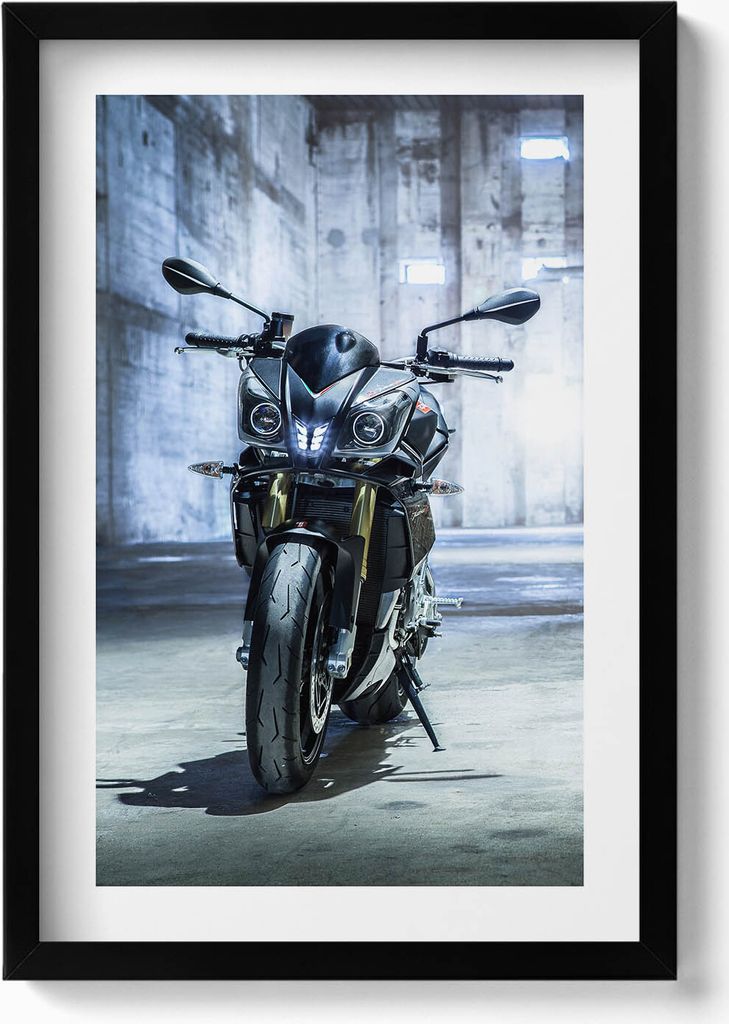 Motorrad in einer Gasse in einer Betonstadt– Wandbild mit Rahmen – Gerahmtes Bild – Wanddekoration – 40x60 cm – Schwarz