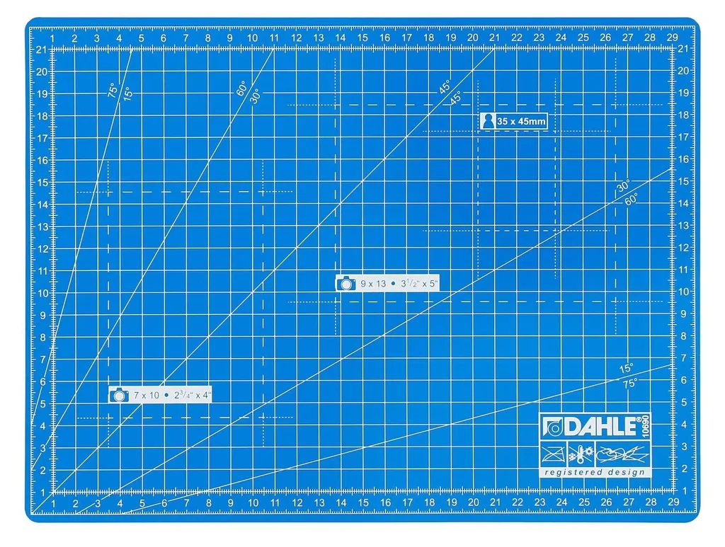 Planche de découpe A4 Dahle bleue avec noyau sandwich résistant 22x30cm