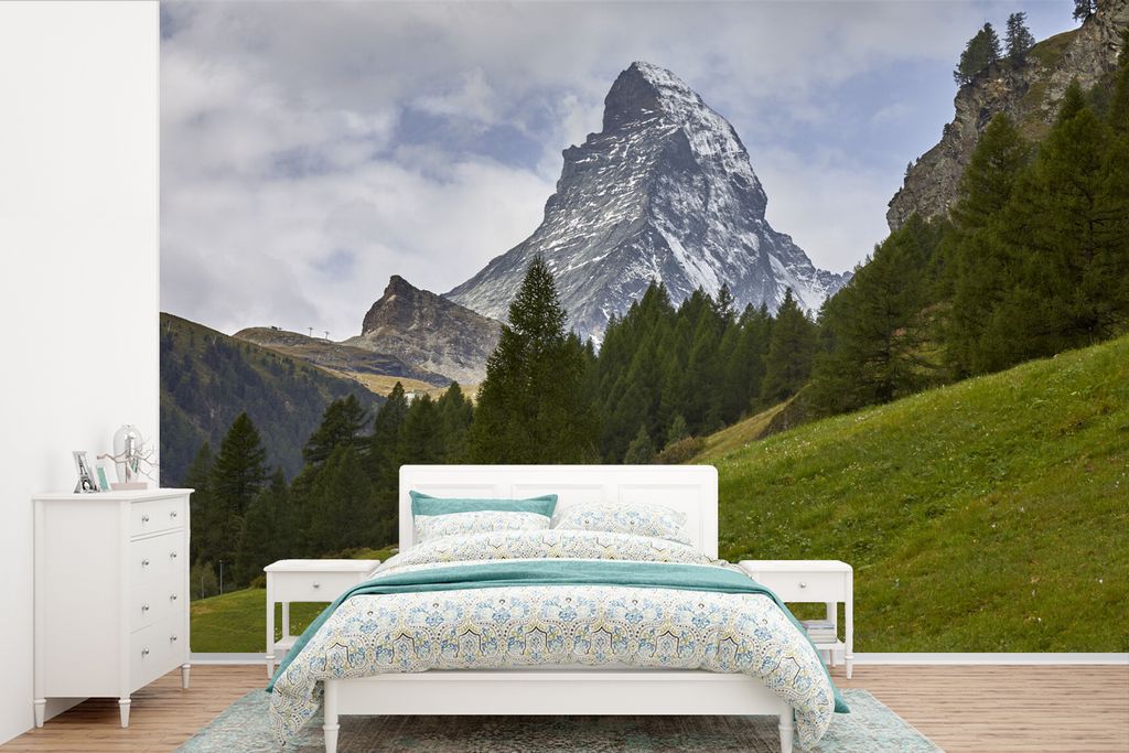 MuchoWow Fototapete für Wohnzimmer oder Schlafzimmer Wandtapete Vinyl Motivtapete Das Schweizer Matterhorn hinter einem Tannenwald - 600x400 cm ...