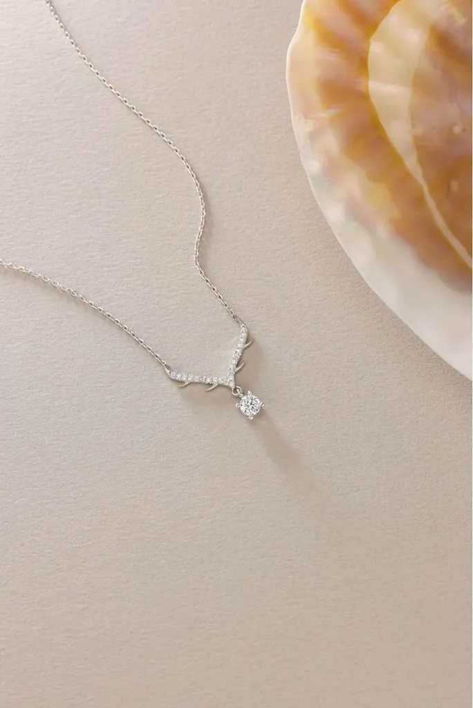 Pendentif solitaire femme avec ailettes de protection, argent et oxyde