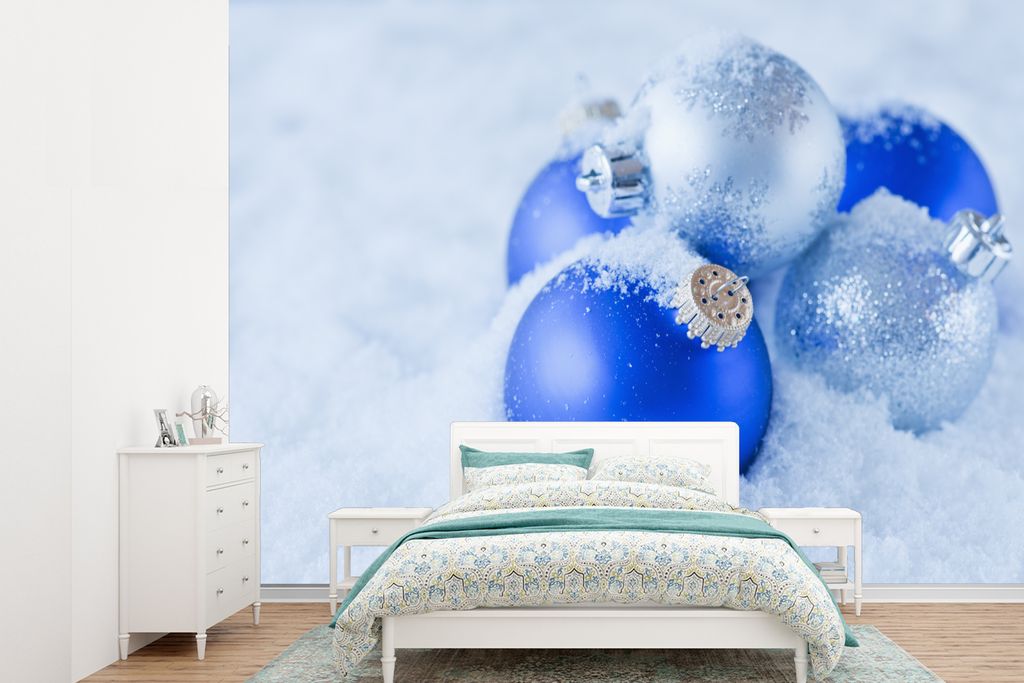 MuchoWow Fototapete für Wohnzimmer oder Schlafzimmer Wandtapete Vinyl Motivtapete Eine Reihe von blauen und silbernen Kugeln liegen im Schnee - ...