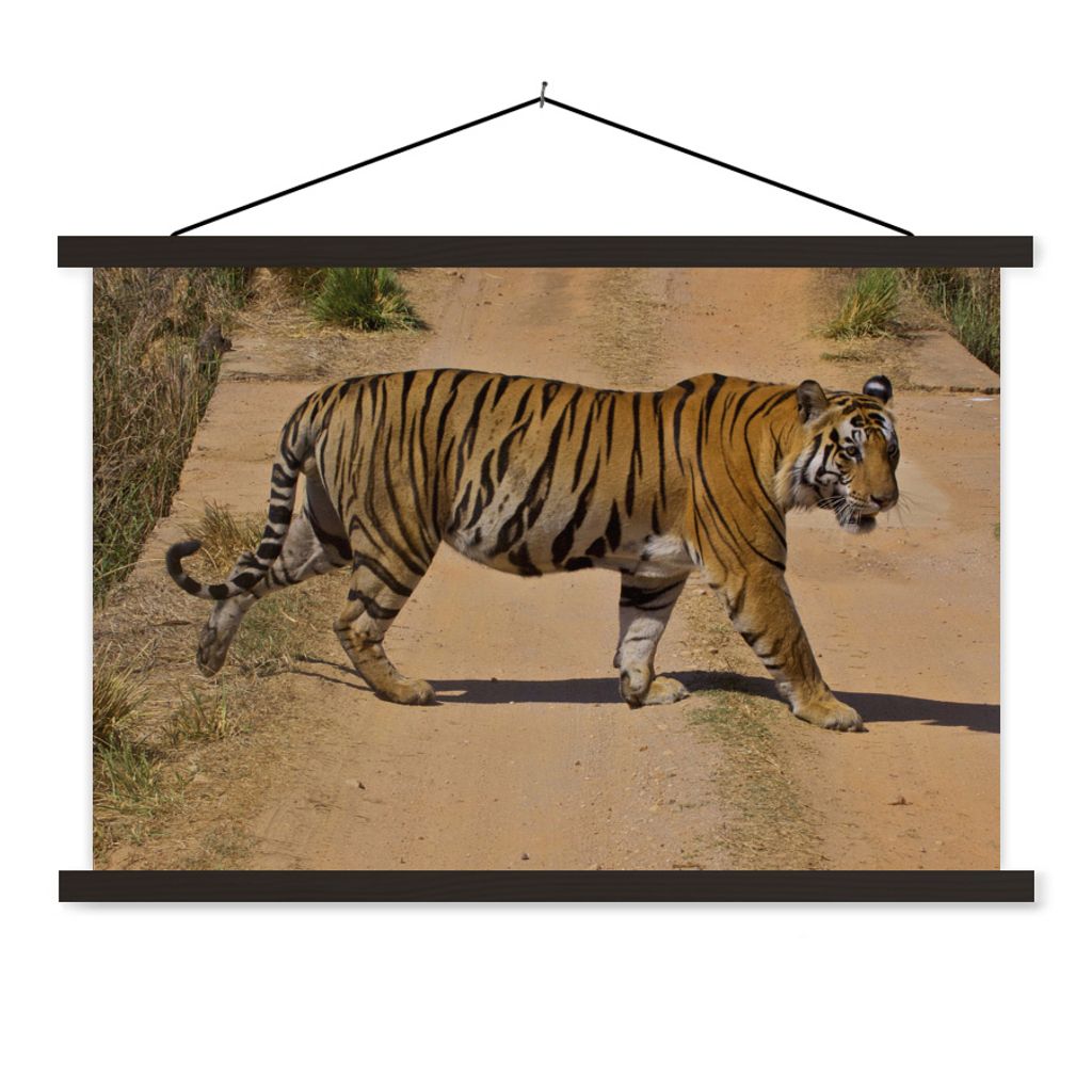 MuchoWow Textilposter Tiger - Auswärts - Laufen 90x60 cm mit schwarzem Rahmen - Aufhängungssatz