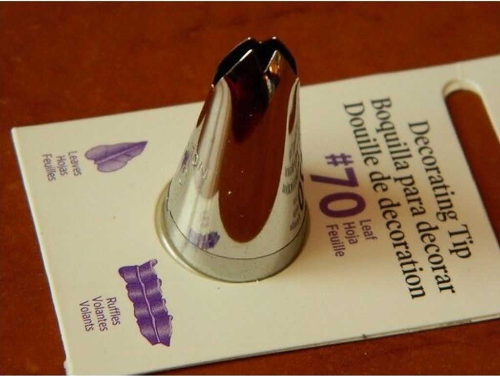 Wilton Decorating Tip #070 Leaf Carded Produktbild 