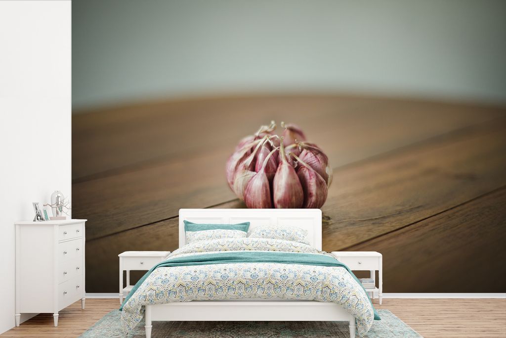 MuchoWow Fototapete für Wohnzimmer oder Schlafzimmer Wandtapete Vinyl Motivtapete Ein einsamer Knoblauch oder Allium sativum auf dem Tisch - 330...