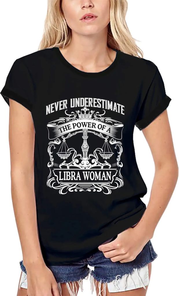 Damen Grafik T-Shirt aus Biobaumwolle Unterschätze niemals die Macht einer Waage – Never Underestimate The Power Of A Libra – Öko-Verantwortlich
