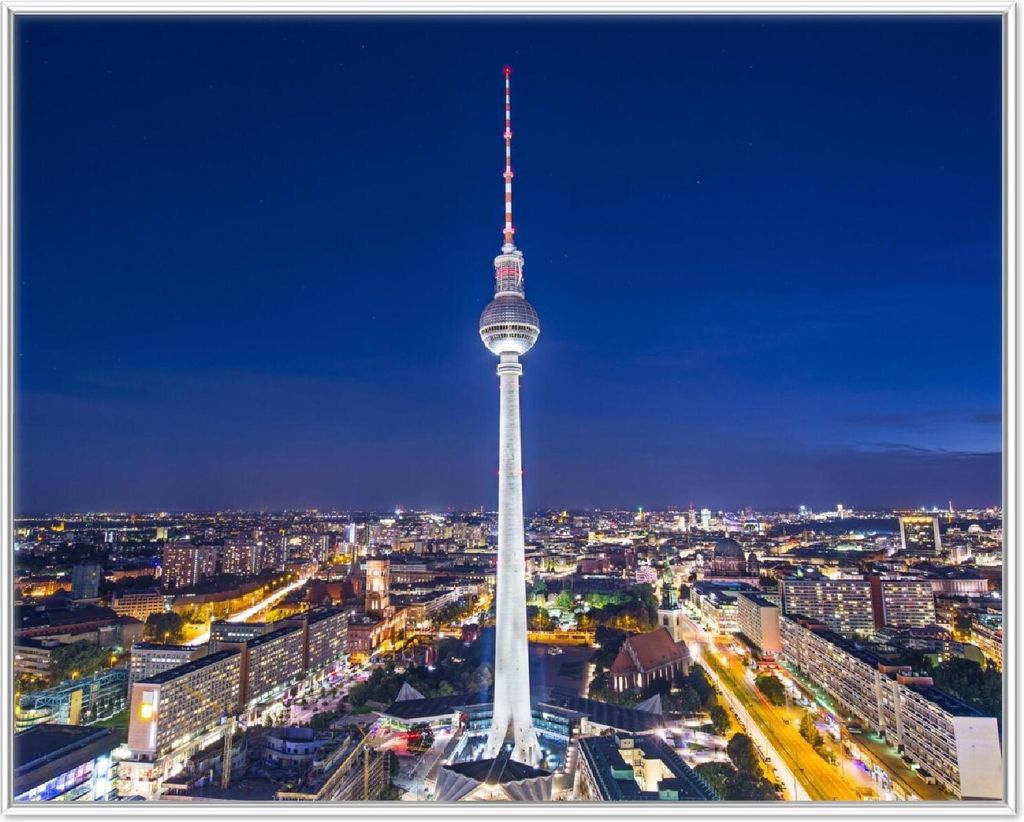 Wallario Wandbild Fernsehturm Berlin bei Nacht, Größe: 40,30 x 50,30 cm, Poster mit weißem Aluminiumrahmen