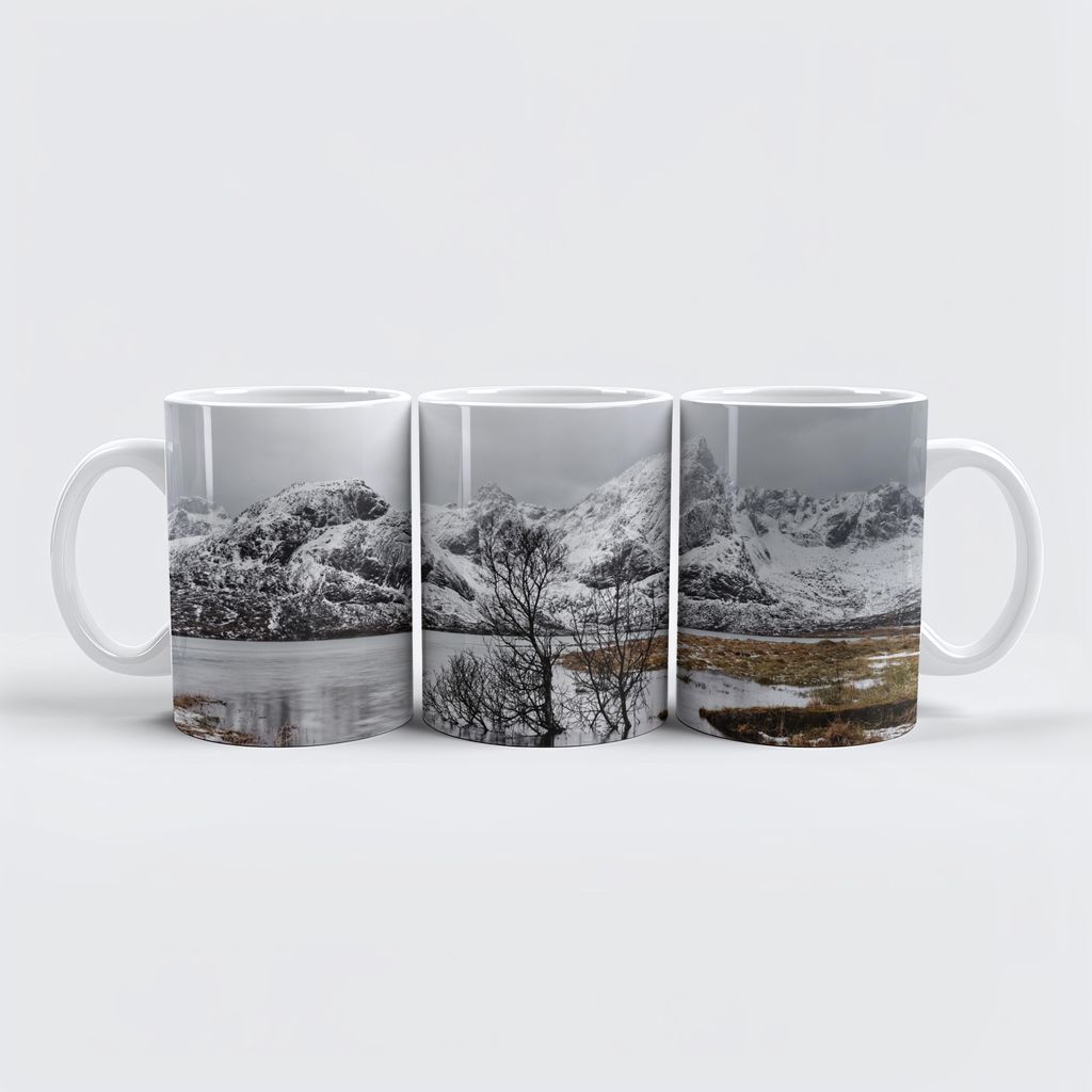 raxxa Premium-Tasse "Baumspiegelung im See vor einer winterlichen Bergkette"