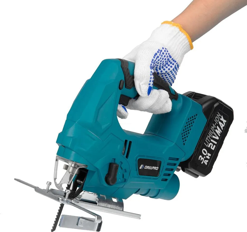 Scie sauteuse 18V Braun pour travaux de menuiserie sans fil et mobile