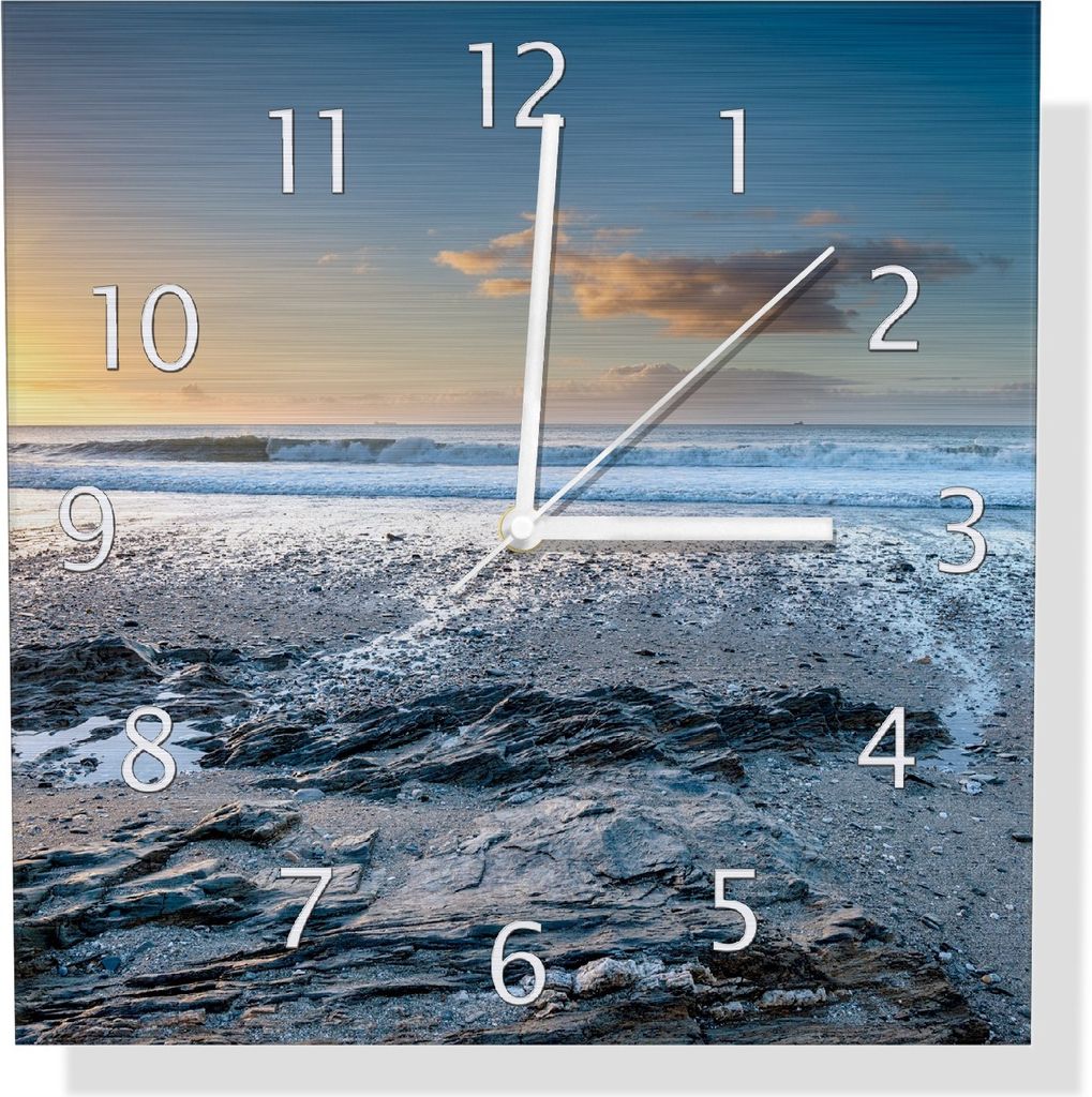 Wallario Design Wanduhr Einsamer Strand in Cornwall England aus Aluverbund, Größe 30 x 30 cm