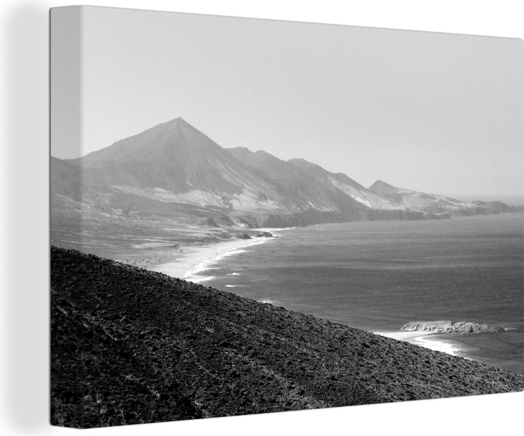 OneMillionCanvasses - Leinwandbilder - 140x90 cm, Blick von Degollada de Pecenescal auf den Strand von Fuerteventura - schwarz-weiß, Wandbilder ...