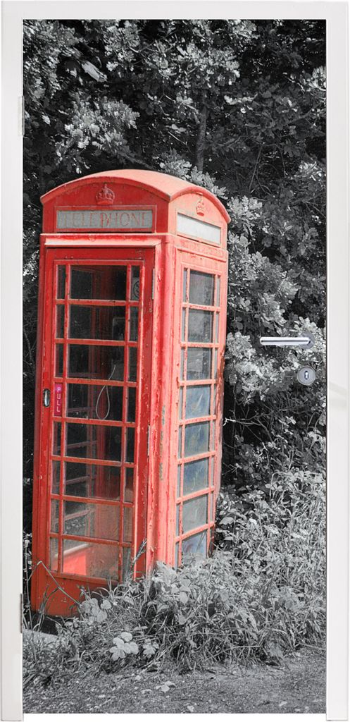 MuchoWow Türtapete Selbstklebende Türfolie Schwarz-Weiß-Foto einer roten und britischen Telefonzelle im Vereinigten Königreich 75x205 cm Tür...
