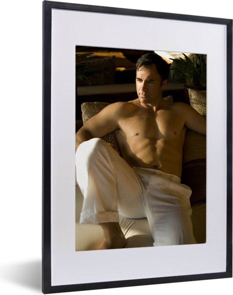 MuchoWow Gerahmtes Poster Ein muskulöser Mann mit weißer Hose 30x40 cm - Poster mit Schwarzem Bilderrahmen Wandposter Rahmen Foto Bilder - Wand...
