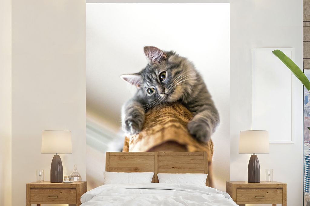 MuchoWow Fototapete für Wohnzimmer oder Schlafzimmer Wandtapete Vinyl Motivtapete Katze - Kratzbaum - Grau - 145x220 cm - Wanddekoration