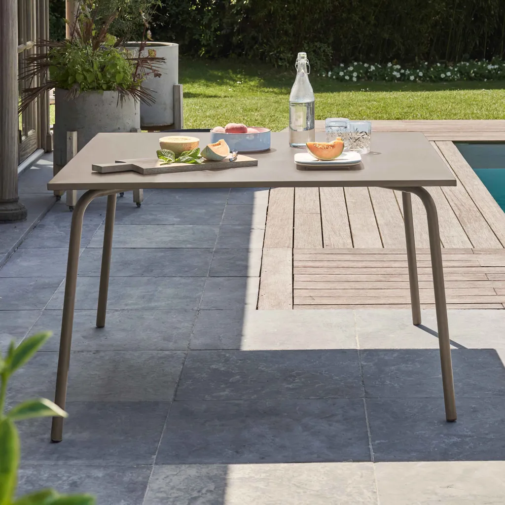 Grande table de jardin 120x120 cm en acier taupe pour 8 convives Palavas