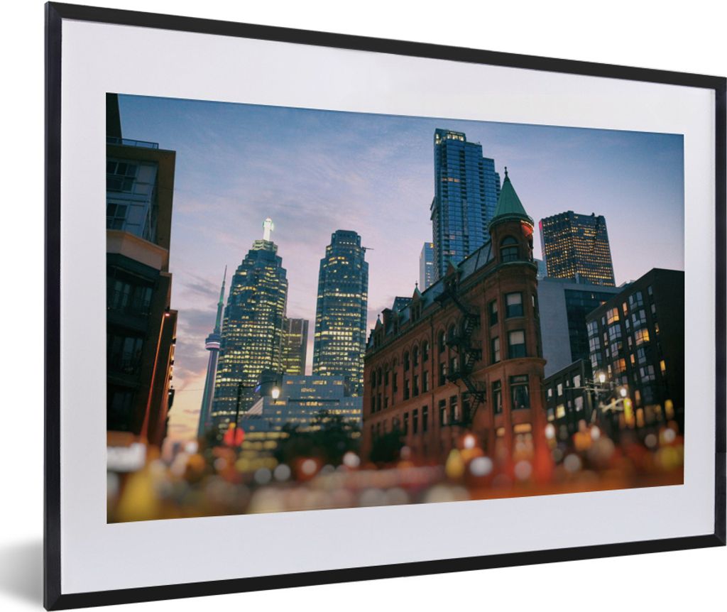 MuchoWow MuchoWow Gerahmtes Poster Zwischen den Gebäuden liegt die südkanadische Stadt Toronto 60x40 cm - Poster mit zchwarzem Bilderrahmen -...
