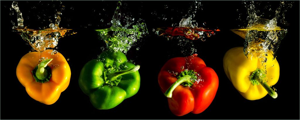 Wallario selbstklebendes Poster - Bunte Küche Paprika in rot gelb orange und grün im Wasser, Größe: 80 x 200 cm