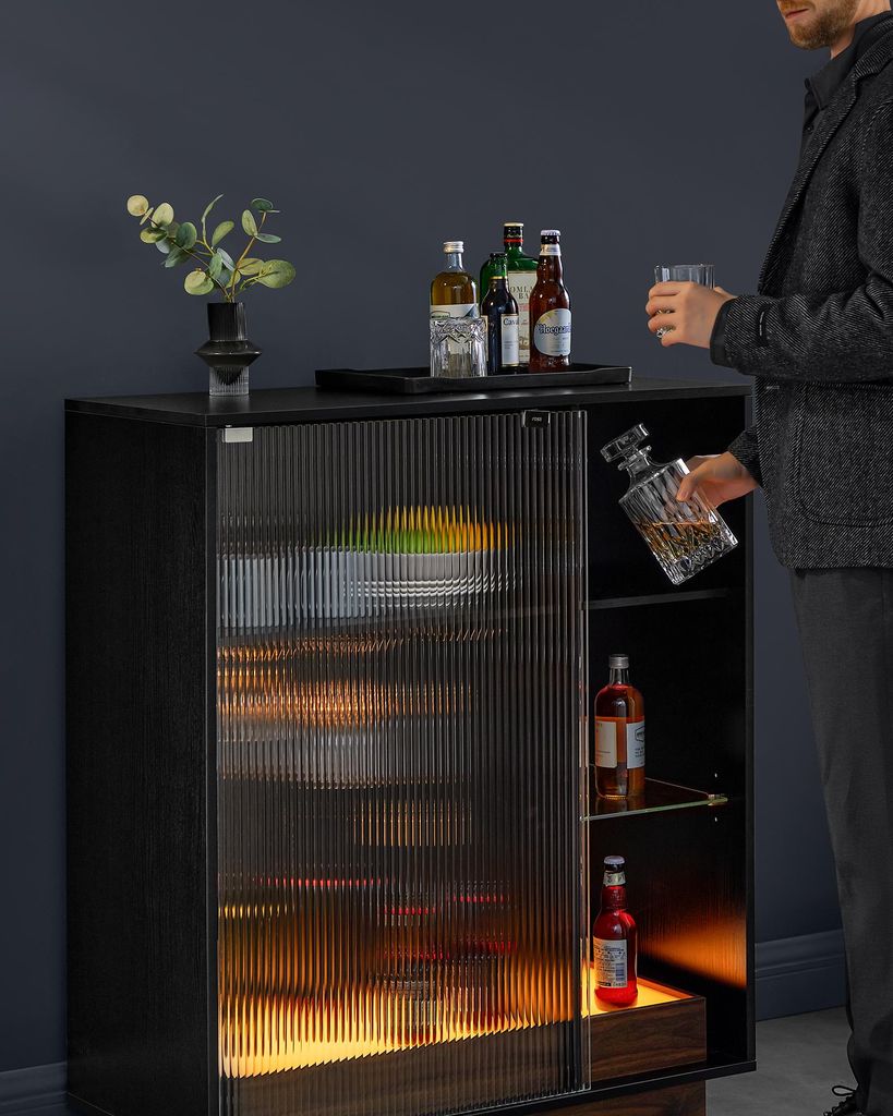 VASAGLE Weinschrank mit Beleuchtung, Sideboard mit LED, Küchenschrank für Weinflaschen, Barschrank mit Weinglashalter, geriffelte Glastür