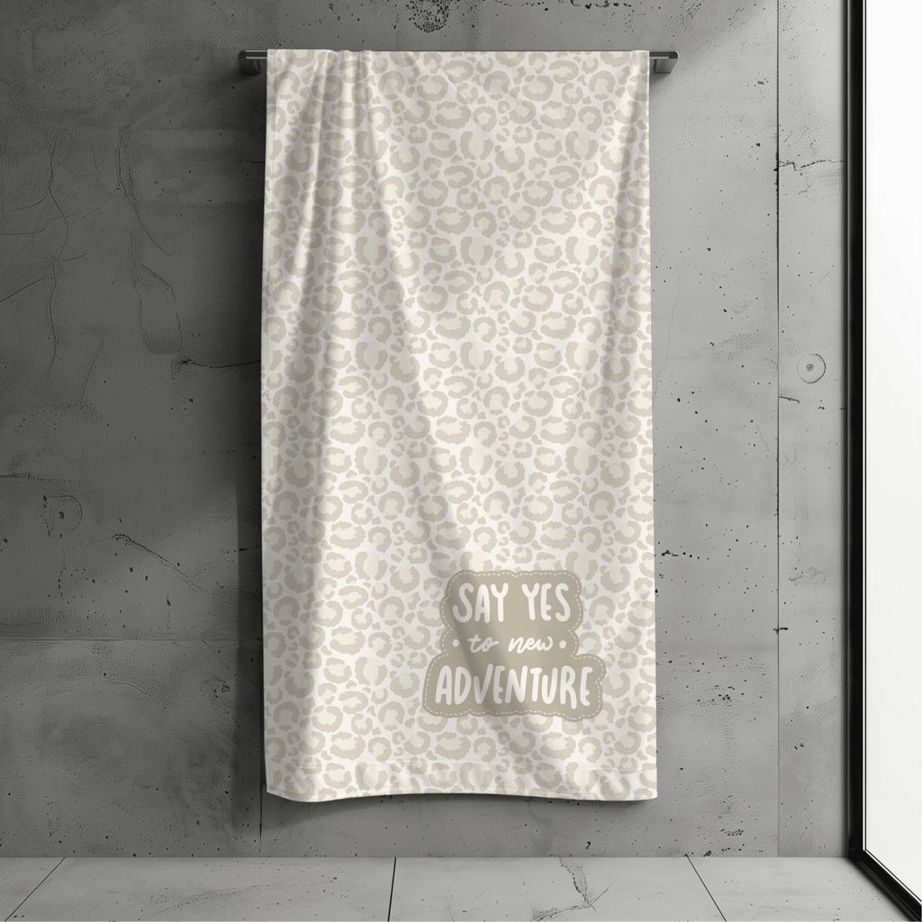 Badetuch, Strandtuch XXL, Kollektion "FERNWEH", Leo Beige 100x200 cm, Leoparden-Design, Baumwolle & Mikrofaser Mix, Schnelltrocknend