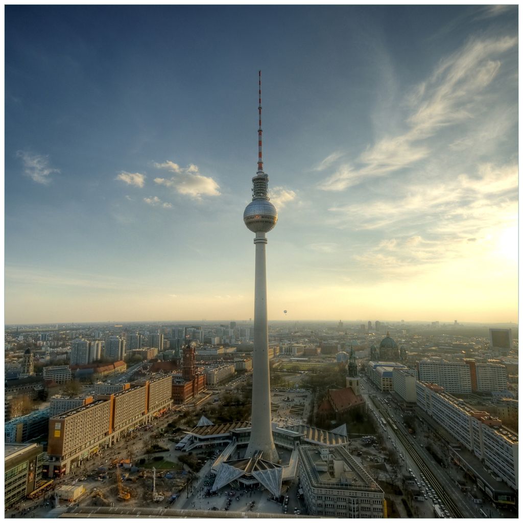 Wallario Premium Glasbild, freischwebende Optik, kräftige Farben, Größe 50 x 50 cm Motiv Fernsehturm Berlin mit Panoramablick über die Stadt
