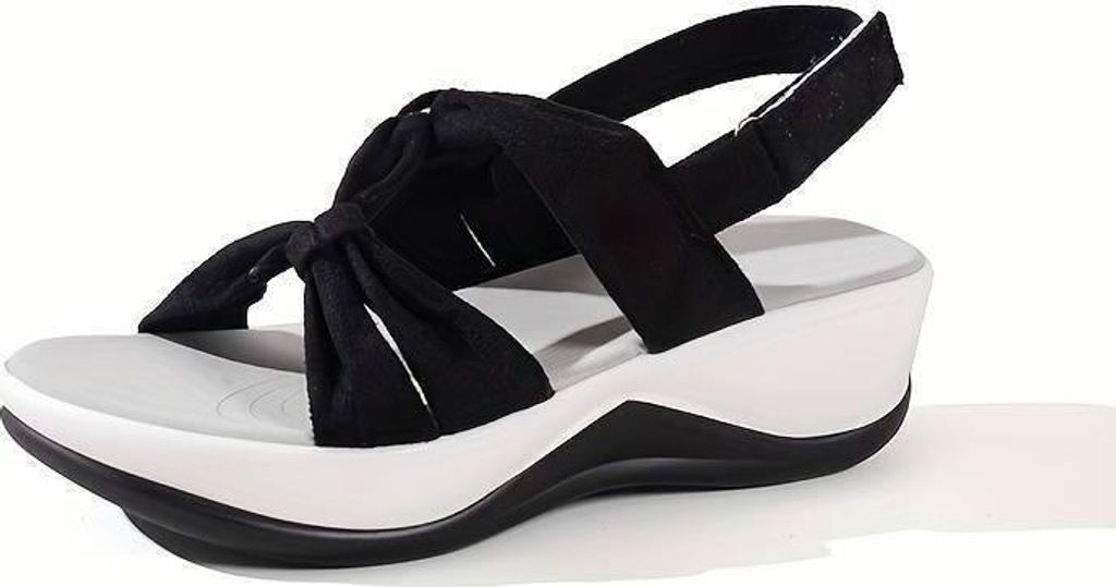 Schwarz-weißer Keilabsatz-Sandalette für Damen mit geknoteten Stoffriemen und einem Knöchelriemen, von der Seite gesehen