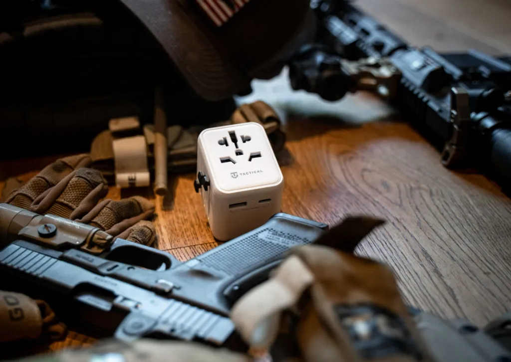 Adaptateur secteur monde Tactical PTP Blanc idéal pour vos vacances