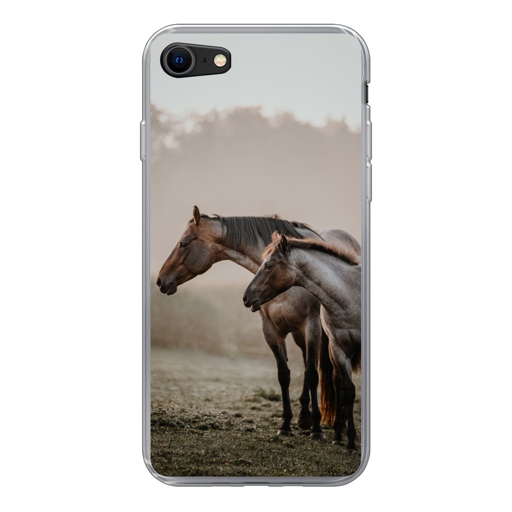 MuchoWow Handyhülle Schutzhülle Hülle für iPhone 7 Pferde - Nebel - Wiese Silikon Softcase Handy Hülle - Kartenhalter