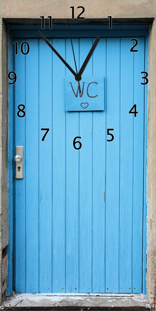 Wallario Design Wanduhr Blaue Tür einer Toilette in einer verlassenen Fabrik in Magdeburg aus Echtglas, Größe 30 x 60 cm