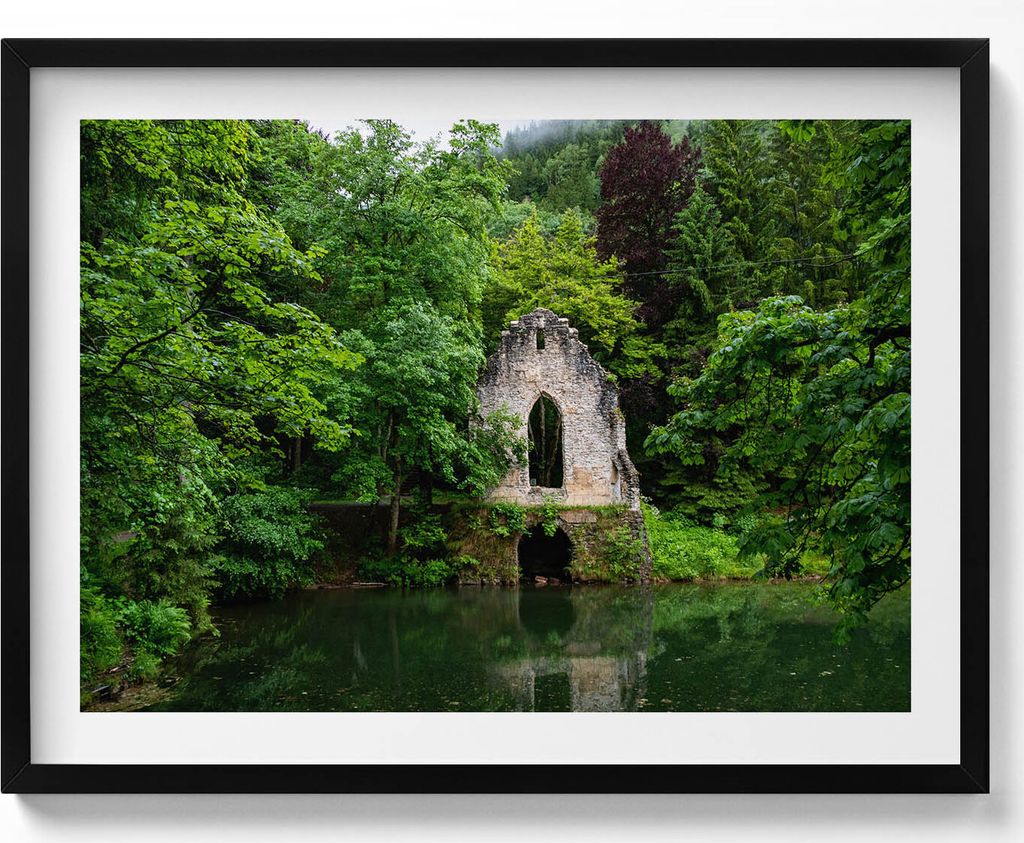 Ruinen einer alten Kapelle Chamonix Frankreich– Wandbild mit Rahmen – Gerahmtes Bild – Wanddekoration – 80x60 cm – Schwarz Rahmen