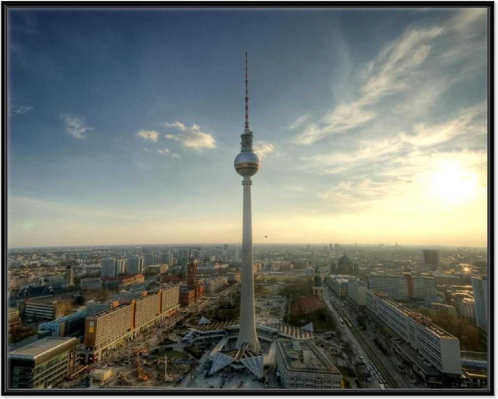 Wallario Wandbild Fernsehturm Berlin mit Panoramablick über die Stadt, Größe: 40,30 x 50,30 cm, Poster mit schwarzem Aluminiumrahmen