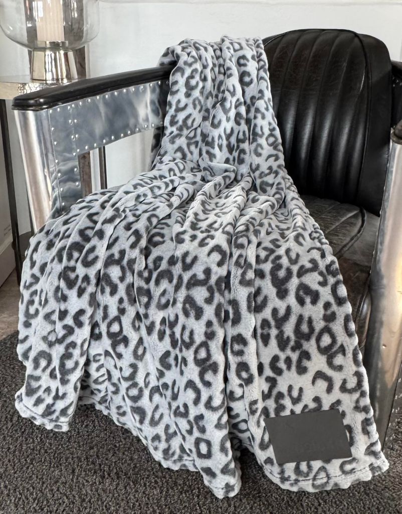 Sansibar Kuscheldecke 150x200 cm – weiche Sofa Decke in Leo-Optik, warm & flauschig, Wohndecke für Couch & Bett in Grau