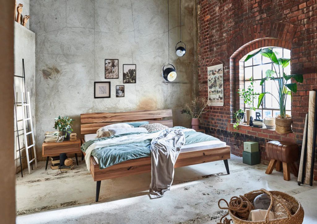 Bett Billund Sonderlänge 200x210 cm Walnussholz massiv Holzkopfteil Metallbeine