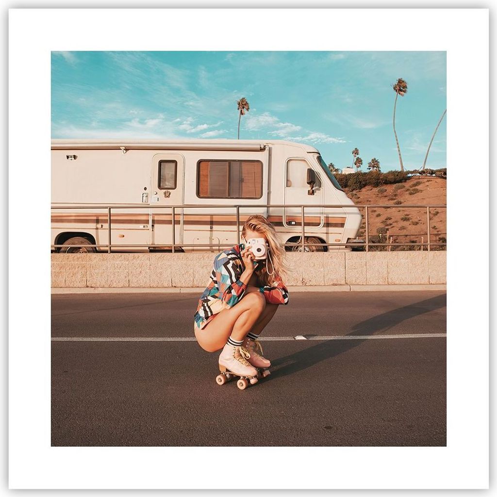 Poster - Poster ohne Rahmen - Reise Frau Rollschuhe - 40x40 cm - Wand Bild - Wanddeko - Wandbilder - Kunstposter - Wandposter - Bilder - Kunstdruck...