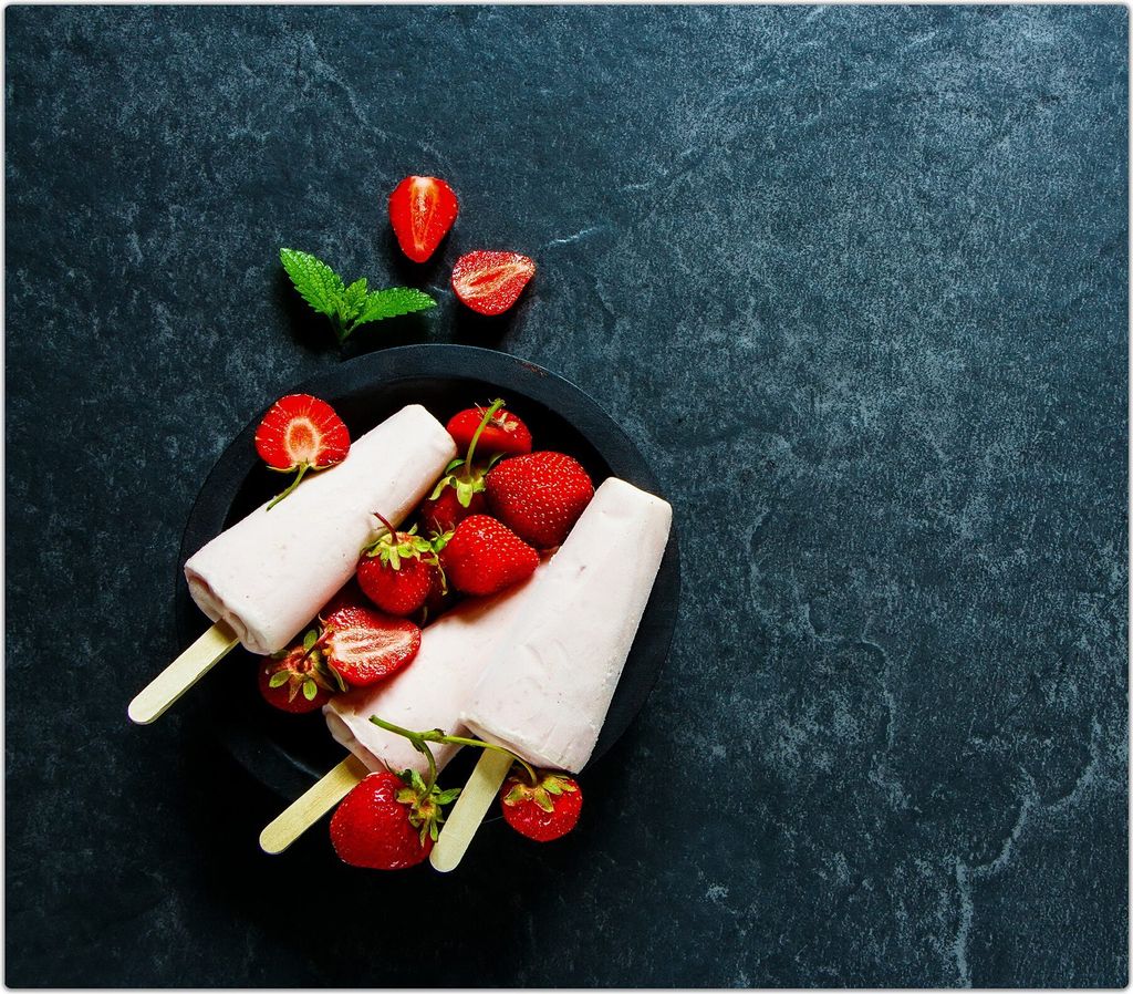Spritzschutz Herdabdeckplatte Schneidebrett aus Glas Erdbeerjoghurt gefroren 1-Teilig (60x52cm)