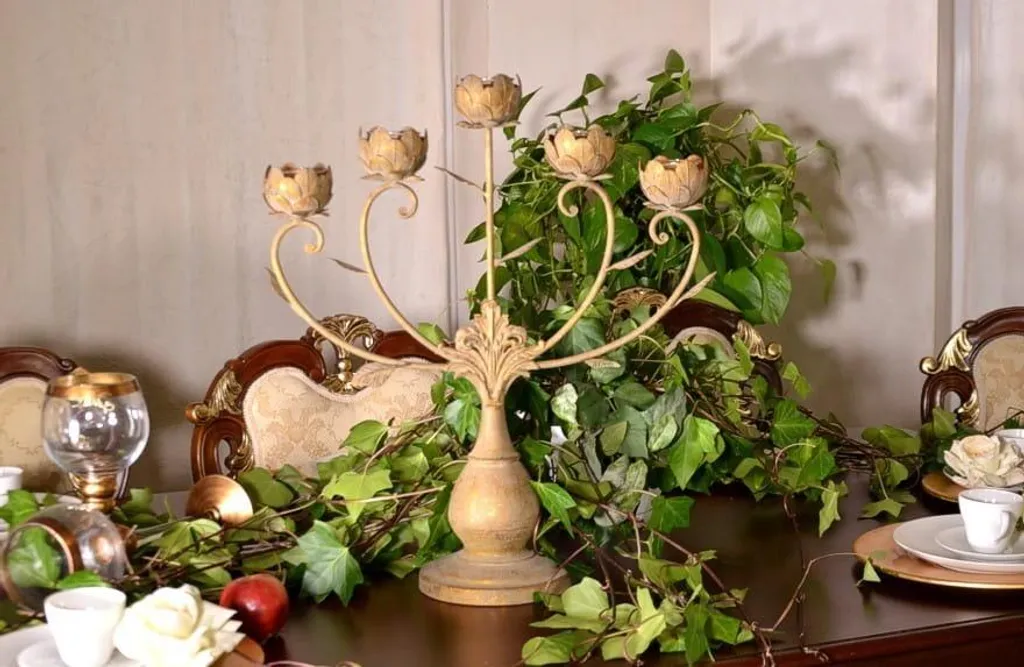 Candelabro Dorato Glamour 5 Candele | Must-Have per Tavola Social - 3