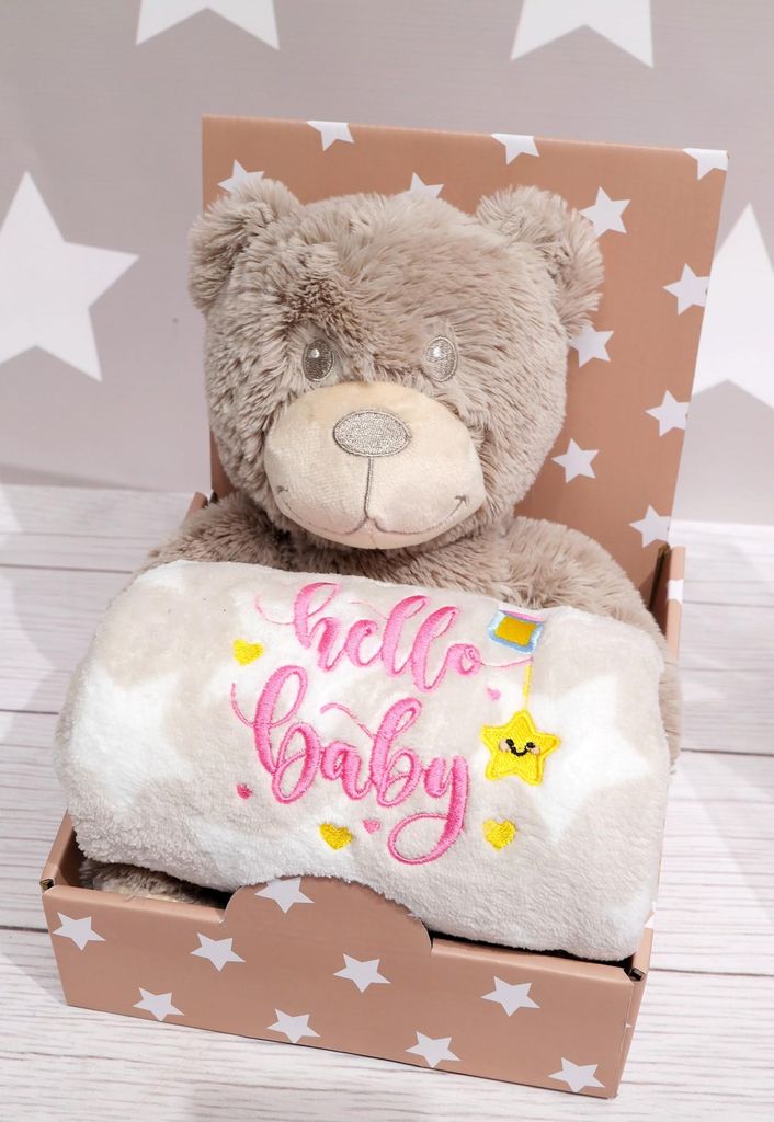 Baby Geschenkset: Kuscheltier Teddy 25 cm + Babydecke 75x100 cm – Bestickt „Hello Baby“ – Beige – Geschenkbox