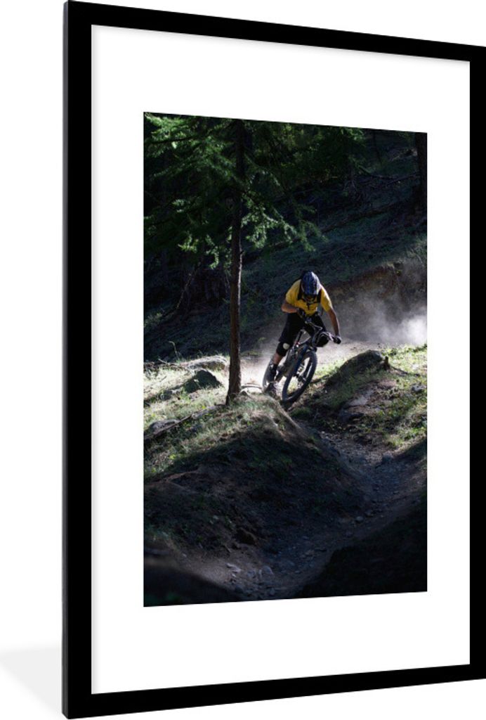 MuchoWow Gerahmtes Poster Mann auf Mountainbike fährt über Bodenwellen 60x90 cm - Poster mit Schwarzem Bilderrahmen Wandposter Rahmen Foto Bild...